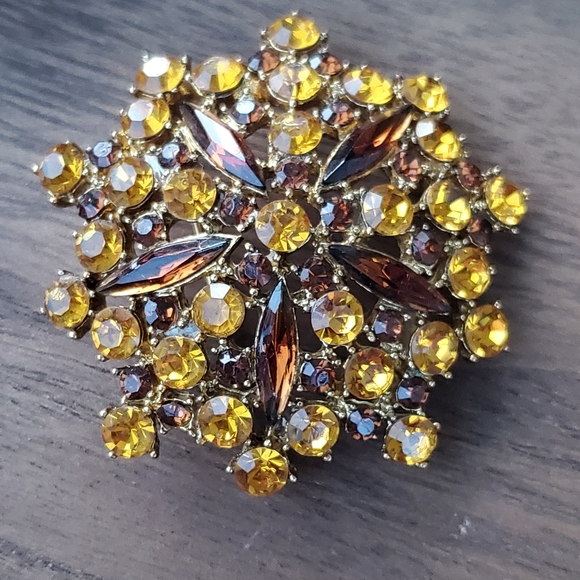 Vintage Flower Brooch - Picture 3 of 17